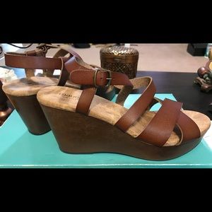 NWOT Maurice’s blossom wood wedge size 10